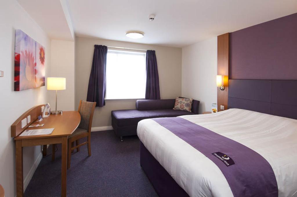 Premier Inn London Victoria Exterior photo