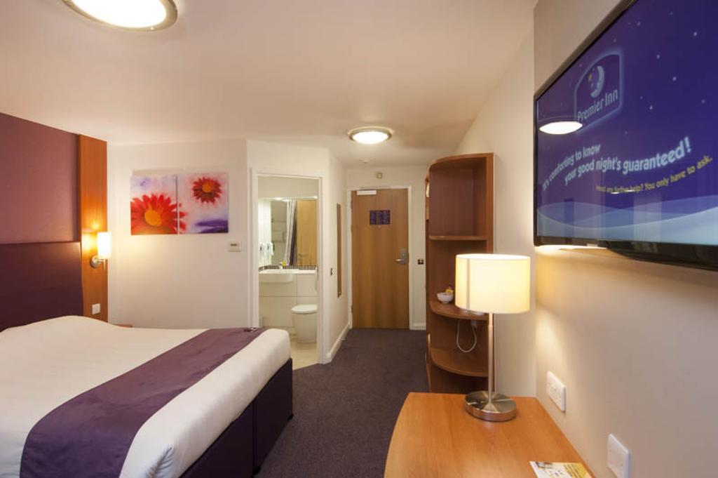 Premier Inn London Victoria Exterior photo